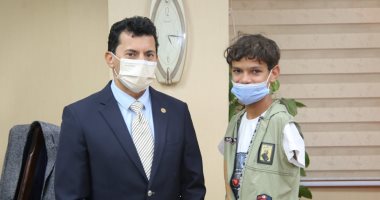وزير الرياضة يهدى الطفل صاحب الموهبة فى كرة القدم عضوية مركز شباب بلبيس