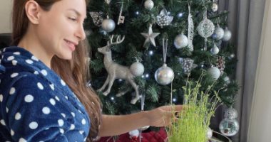 يارا تحتفل بأعياد الكريسماس بالزرع بجانب شجرة الميلاد .. صور 