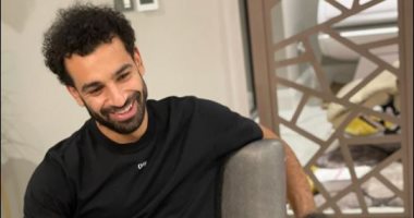محمد صلاح يلعب الشطرنج مع ابنته خلال توزيع جوائز The Best