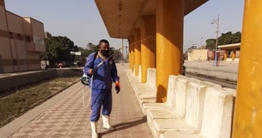 السكة الحديد تواصل أعمال تعقيم المحطات والقطارات ضد كورونا.. صور