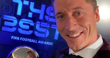 سيلفى ليفاندوفيسكى مع جائزة أفضل لاعب فى العالم: شكراً لزوجتى وفريقى والمنافسين