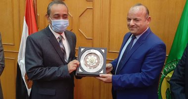 محافظ الإسماعيلية يُكرم اللواء جمال مسعود بعد ترقيته "سكرتير عام" لبنى سويف