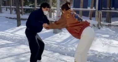 بيلا حديد تحتفل بأعياد الكريسماس بالتزحلق على الجليد.. فيديو وصور