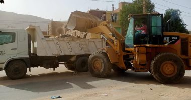 حملات نظافة وتسوية وتمهيد الطرق وصيانة كشافات الإنارة بمراكز أسيوط.. صور
