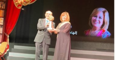 محمد صبحى يكرم إلهام شاهين فى احتفالية 50 سنة فن على مسرح سنبل.. صورة