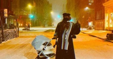جيجى حديد تحتفى بأول شتاء تقضيه مع رضيعتها وسط الثلوج