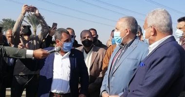 وزير الرى يتفقد تجربة لزراعة الأراضى الملحية بمياه الصرف الزراعى فى السويس.. صور