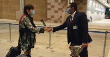 استقبال أول وفد سياحى من سلوفاكيا فى الغردقة بالورود والهدايا .. صور 