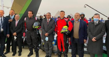 خالد عبد الغفار يفتتح رالى السيارات الكهربائية بالأهرامات بقيادة سيارة.. صور