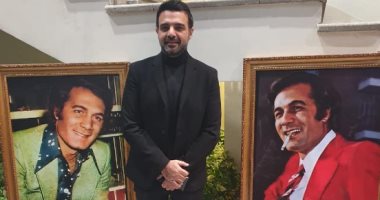 عمرو ورانيا محمود ياسين يتوسطان صور والدهما بحفل تأبينه فى المسرح القومى