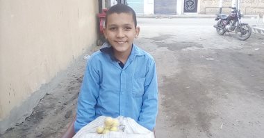 طفل الليمون بالمنيا قصة كفاح مشرفة.. محمد يحمل الليمون معه أثناء الذهاب للمدرسة ويتركه بمقهى ويبدأ بيعه بعد انتهاء اليوم الدراسى.. ويؤكد: العمل مش عيب وقررت مساعدة أسرتى.. واقتسم المكسب مع والدتى 