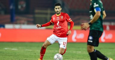 موسيمانى يناقش مع معاونيه مركز أيمن أشرف فى الأهلي أمام الترجى