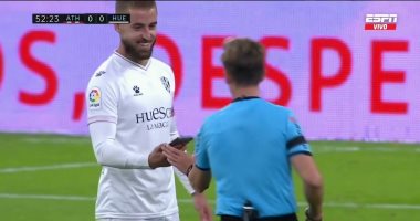 لاعب يعثر على موبايل بأرضية ملعب لقاء بلباو وهويسكا بالليجا.. فيديو وصور