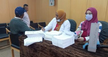"صحة أسوان" تنظم قافلة للتسجيل فى منظومة التأمين الصحى الشامل.. صور