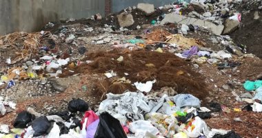 سيبها علينا .. شكوى من انتشار القمامة  بمنطقة أرض الأعصر بدمياط .. والمدينة تستجيب