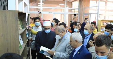رئيس جامعة الأزهر وأمين "البحوث الإسلامية" يفتتحان معرضا للكتاب بالجامعة.. صور