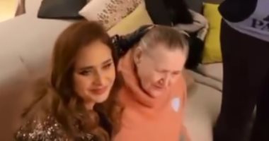 نيللى كريم تحتفل بعيد ميلادها بصحبة والدتها فى ظهور نادر منذ سنوات.. فيديو وصور