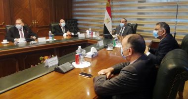 وزير الطيران يلتقى وفد منظومة الشكاوى الحكومية وجولة بمطار القاهرة.. صور
