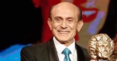 آيتن عامر توضح لمتابع سبب اختيار محمد صبحى تمثالا على هيئة وجهه.. اعرف القصة؟