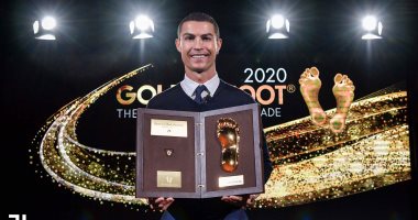 كريستيانو رونالدو يتسلم جائزة القدم الذهبية 2020.. صور 