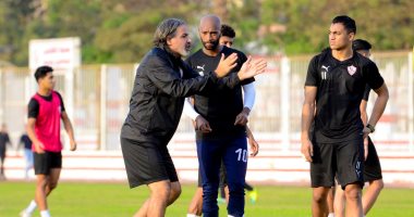 مدحت عبد الهادى يعقد جلسة تحفيز مع لاعبى الزمالك قبل قمة الإسماعيلى