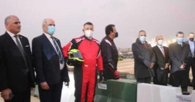 صور.. رئيس جامعة الأقصر يشارك فى مسابقة رالى السيارت الكهربائية محلية الصنع