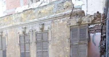 حي وسط الإسكندرية يستجيب لشكوى قارئة حول انهيار منزل بالتدريج فى محرم بك