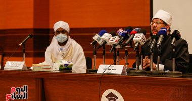 وزير الأوقاف ونظيره السودانى يفتتحان دورة تدريبية لأئمة البلدين.. مختار جمعة: الجماعات المتاجرة بالدين سوقت التشدد على أنه التدين ودورنا عمارة الدنيا بالدين وليس التخريب.. مفرح: نسعى مع مصر لمحاربة التطرف.. صور