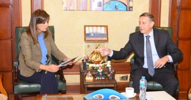 وزيرة الهجرة تبحث مع السفير الألمانى الاستفادة من خبرات بلاده فى صناعة السيارت