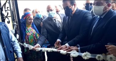 بالجلابية الفلاحي.. طالبات جامعة بنى سويف يستقبلن وزير التعليم العالى 