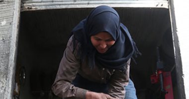 "جيهان" .. أسطى فى تصليح الكاوتش .. ألبوم صور