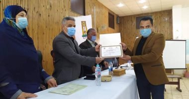 "بيطرى الوادى الجديد" تكرم 3 أطباء لتميزهم فى التلقيح الصناعى بالداخلة