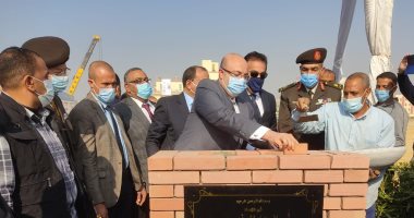 محافظ بنى سويف يمازح وزير التعليم العالى أثناء وضع حجر أساس الجامعة الأهلية: شغل عظام