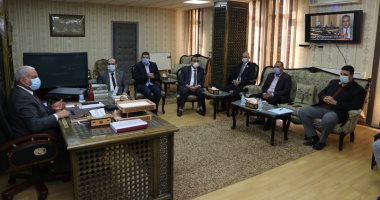 محافظ السويس يستقبل أعضاء مجلسي الشيوخ والنواب.. صور
