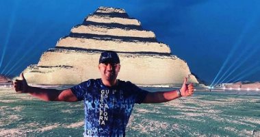 أحمد السقا فى صورة من أمام هرم سقارة.. ومتابعوه: شايل الهرم على أكتافك يا سقا
