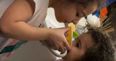 محمد صلاح يبرز مساعدة ابنته مكة لشقيقتها الصغرى أثناء لعبه الشطرنج