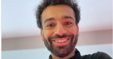 محمد صلاح يقرأ كتابا عن أهمية النوم والأحلام بعد جائزة الأفضل فى إنجلترا
