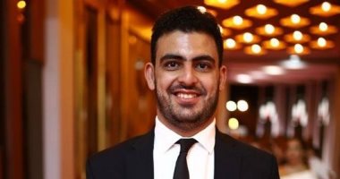 محمد عزمى ينضم لأسرة عمل المسلسل الإذاعى "بينى وبينك"