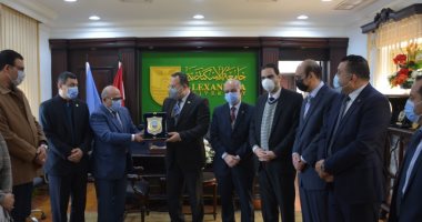 وفد نقابة المهندسين بالإسكندرية يهنئ عبدالعزيز قنصوة لتعيينه رئيساً للجامعة