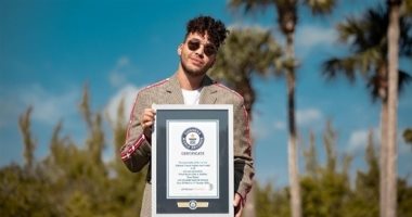 مغنى أمريكى يدخل موسوعة جينيس بفضل "وجه البراءة"