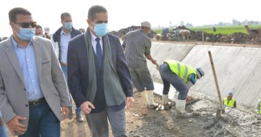 محافظ الغربية يتابع أعمال تبطين ترعة سبرباى.. صور