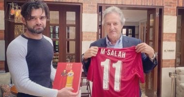 شاهد.. النحات العالمى فرناندو بوتيرو يحمل "تيشيرت" محمد صلاح 