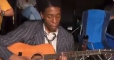 تشادويك بوسمان عازف جيتار فى كواليس فيلم Ma Rainey's Black Bottom