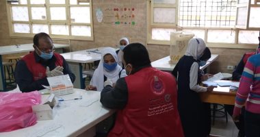 فحص طلبة مدرسة العديسات الإعدادية ضمن مبادرة 100 مليون صحة بالأقصر
