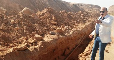 محافظ أسوان يوجه بسرعة إنهاء أعمال تطوير الطريق البديل لـ"السادات".. صور