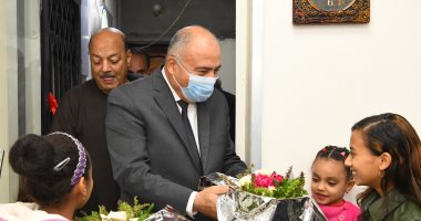 محافظ قنا يفتتح مركز خدمة المواطنين المطور لتقديم الخدمات التموينية بدشنا.. صور