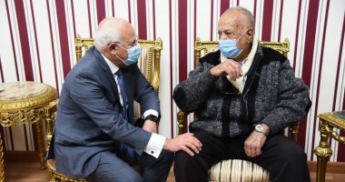 محافظ بورسعيد يستقبل البطل الفدائى أحمد هلال وابنة البطلة زينب الكفراوى.. صور