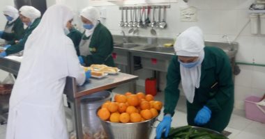 رئيس مدينة سفاجا تتابع أعمال بنك الطعام لإنتاج الوجبات الساخنة للطلاب.. صور