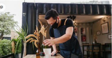 باحثون يحذرون من تناول الطعام فى الخارج بسبب انتشار كورونا