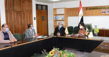 نائبة رئيس جامعة أسيوط تبحث زيادة مساهمة طلاب الكليات التربوية فى محو الأمية
